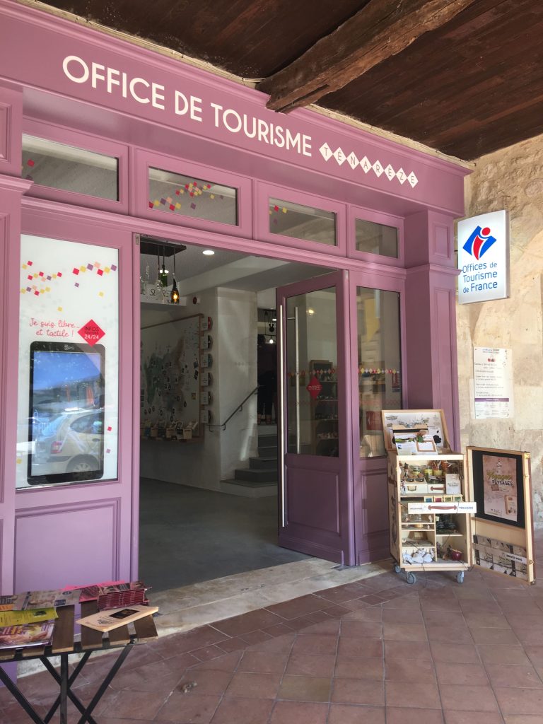 Une borne d’accueil fonctionnant 24/24 h a été installée à l’entrée du BIT. Visuel