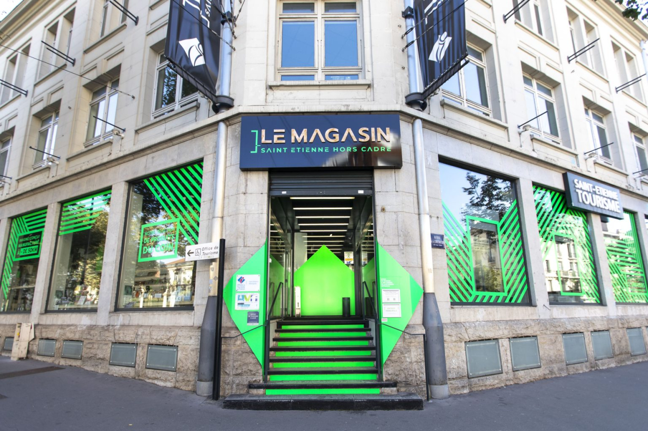 Avec sa ligne graphique flashy résolument moderne et son enseigne stylée, la devanture donne le ton ! Le Magasin emprunte les codes de l’art contemporain pour bousculer ceux des offices de tourisme.
Crédit photo ©Marion Dublanchet – Saint-Etienne Tourisme & Congrès Visuel