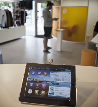 Tablette au comptoir de l'office de tourisme de Biscarrosse