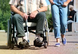 personne en fauteuil roulant