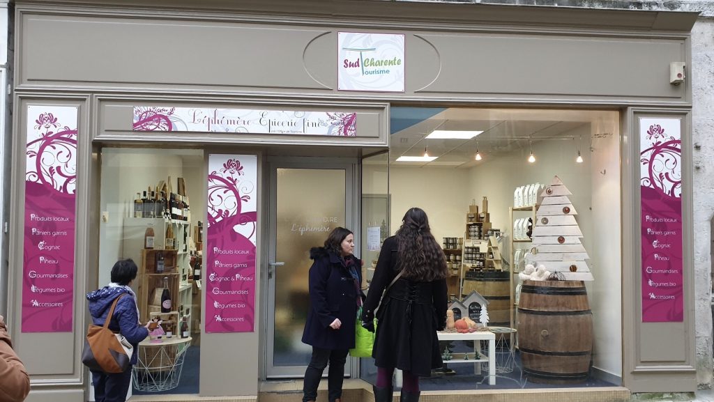 La devanture de L'Éphémère, l'épicerie fin de l'office de tourisme Sud Charente