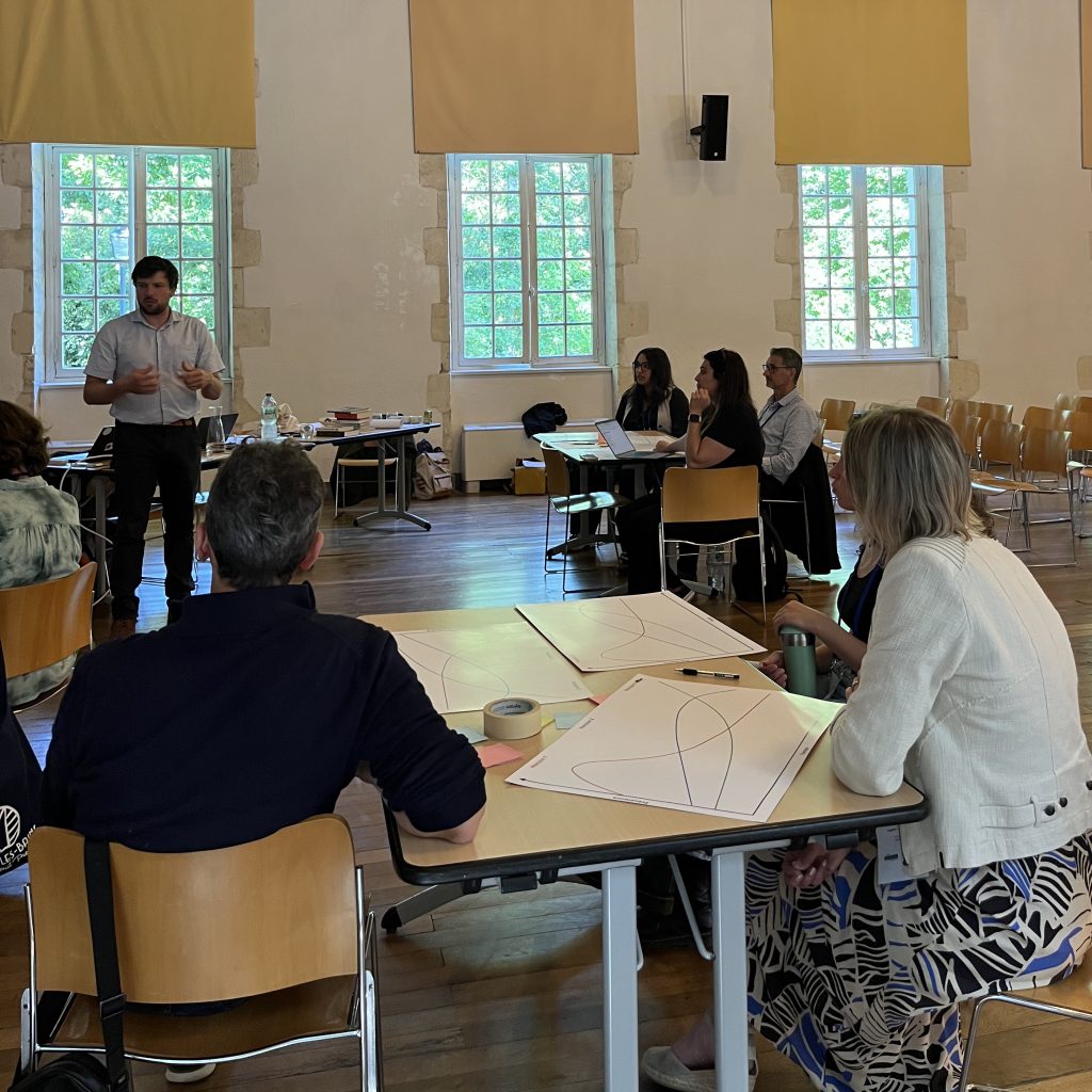 Nicolas Picard expliquant les consignes de l'atelier 8 qu'il a organisé
